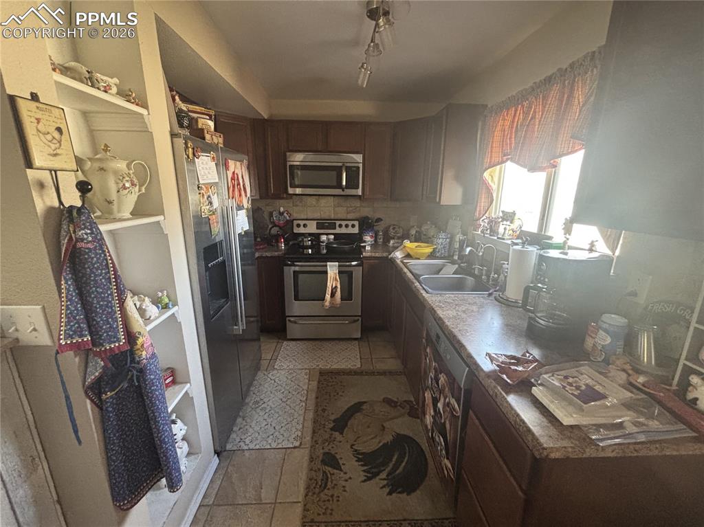 Image 4 of 5: Kitchen