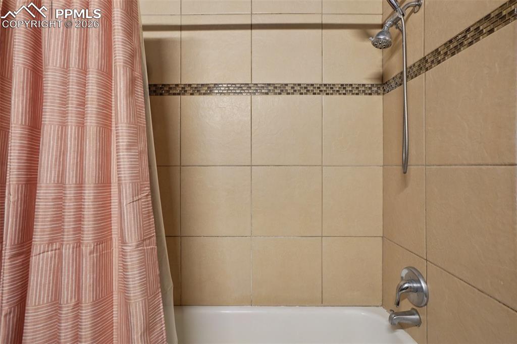 Image 21 of 38: Additional view of the full bathroom