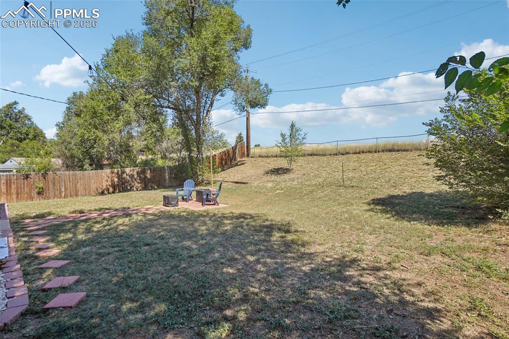 Image 31 of 38: Spacious backyard