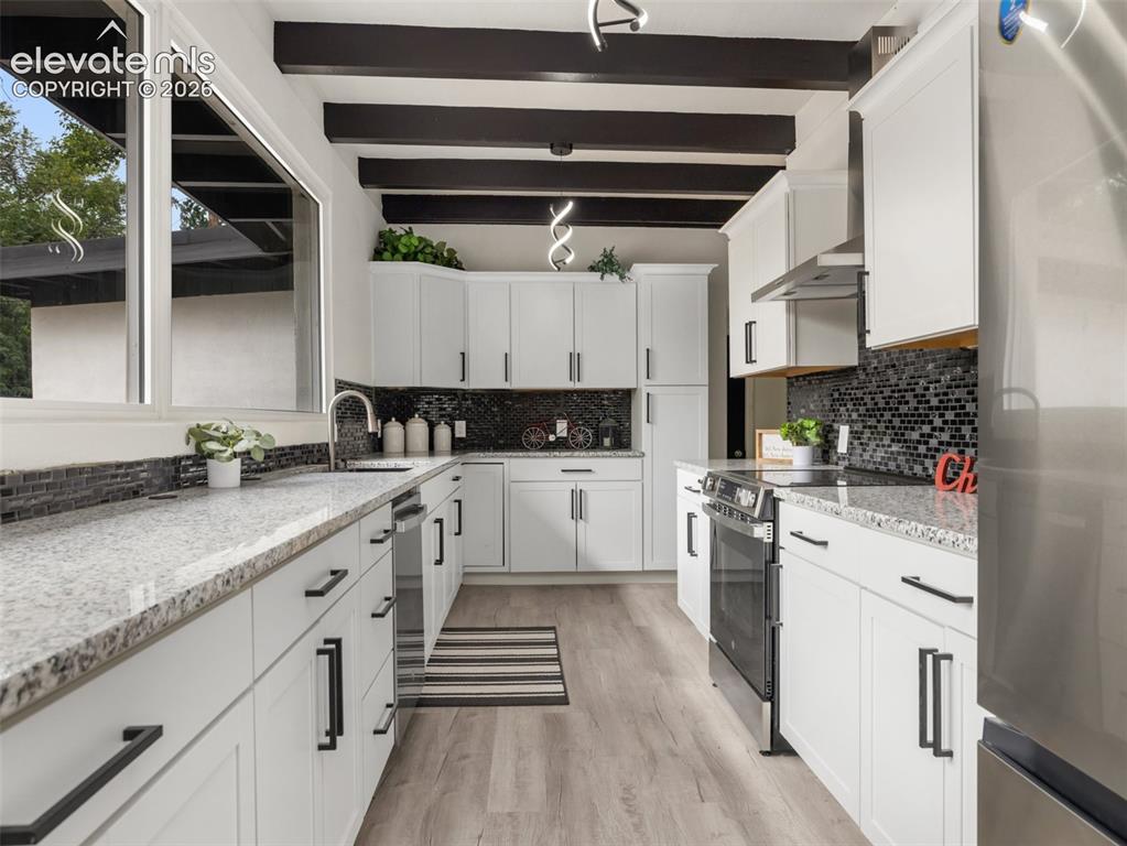 Image 14 of 42: Kitchen
