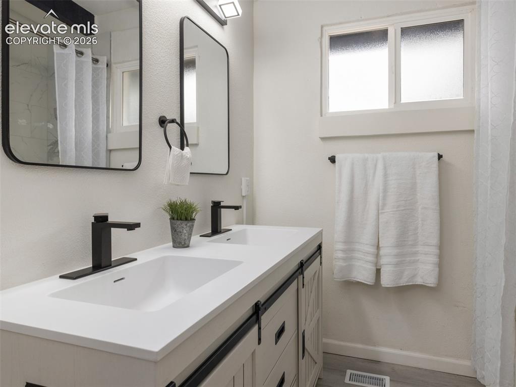 Image 15 of 42: Bathroom