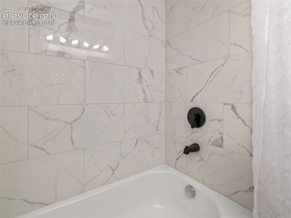 Image 16 of 42: Bathroom