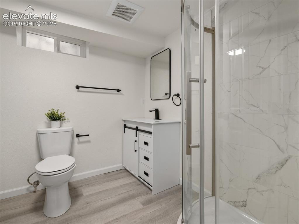 Image 23 of 42: Bathroom