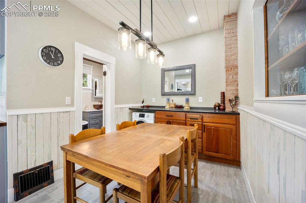 Image 10 of 47: Dining Area