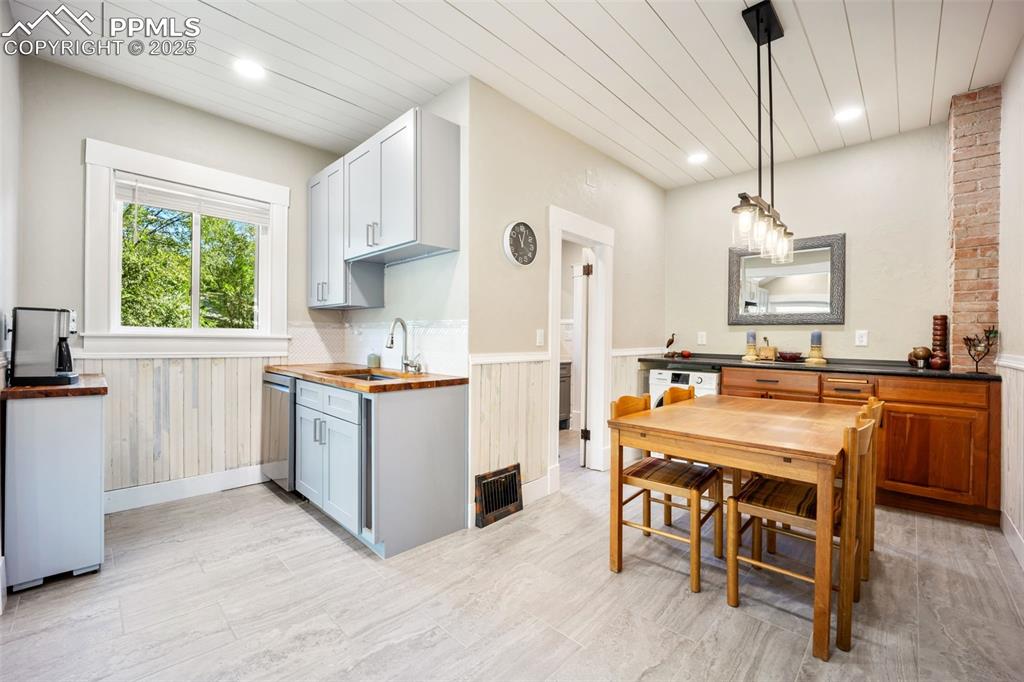 Image 11 of 47: Kitchen