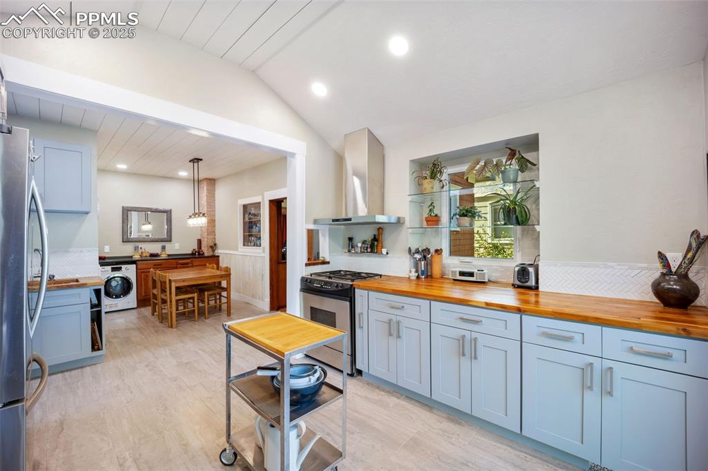 Image 12 of 47: Kitchen