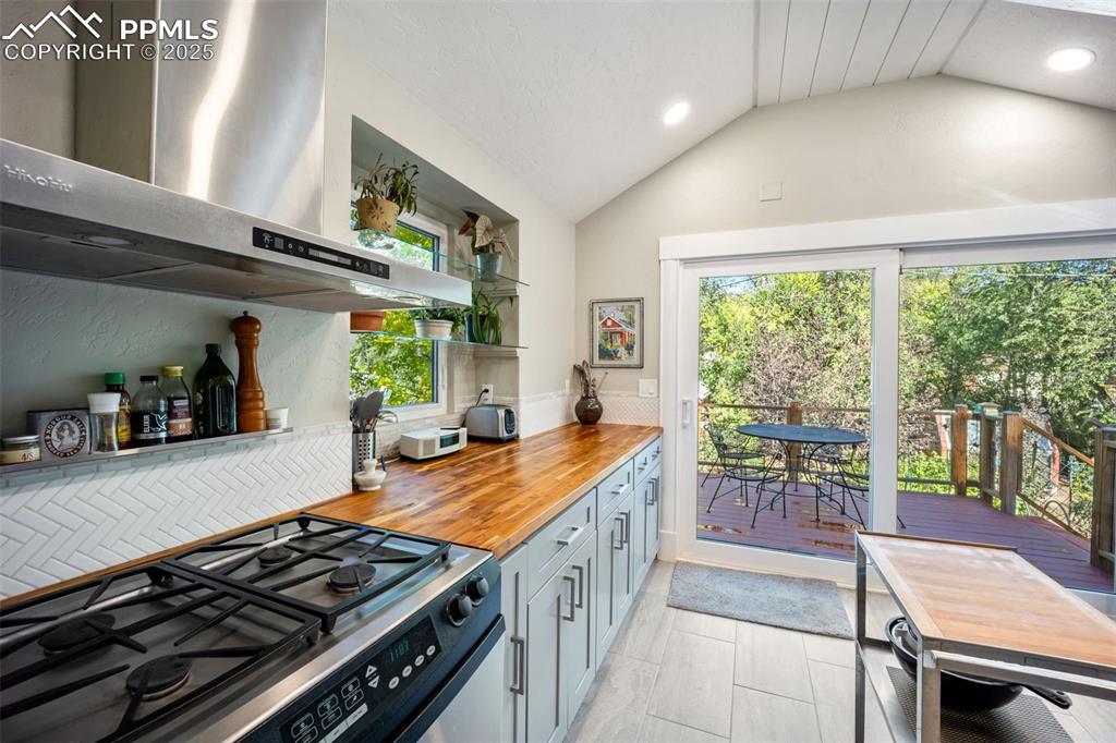 Image 14 of 47: Kitchen