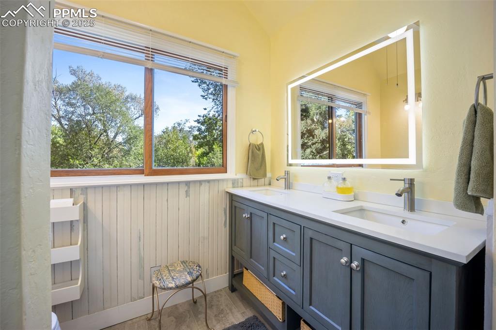 Image 17 of 47: Upstairs