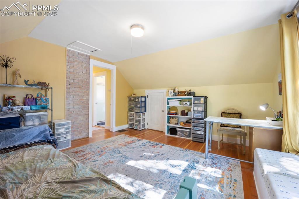 Image 19 of 47: Upstairs