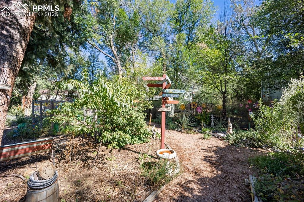 Image 32 of 47: Yard