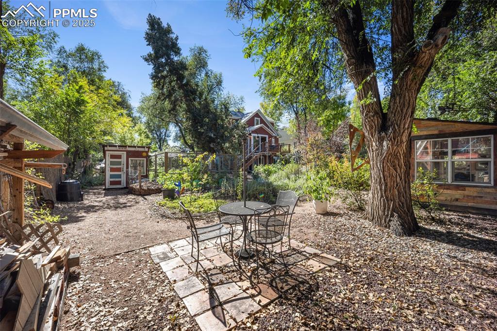 Image 37 of 47: Yard