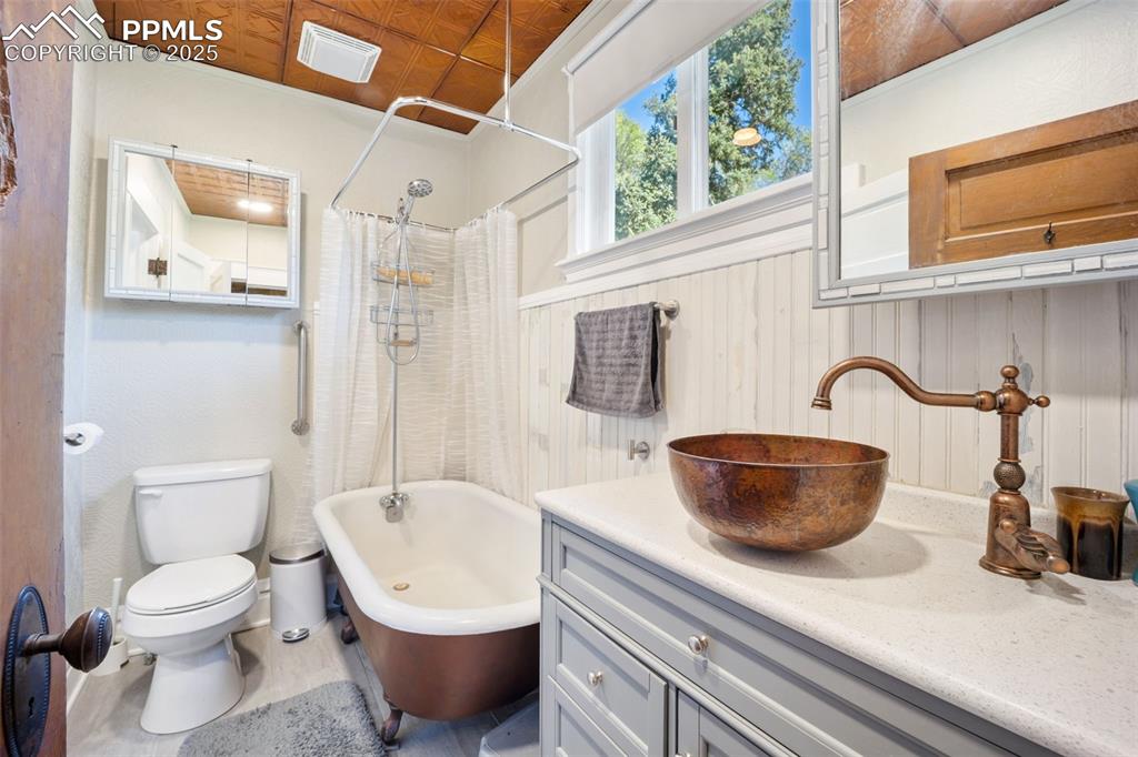 Image 8 of 47: Bathroom