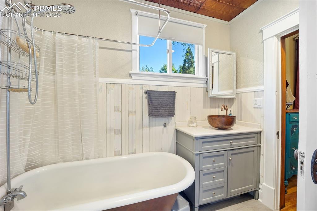 Image 9 of 47: Bathroom