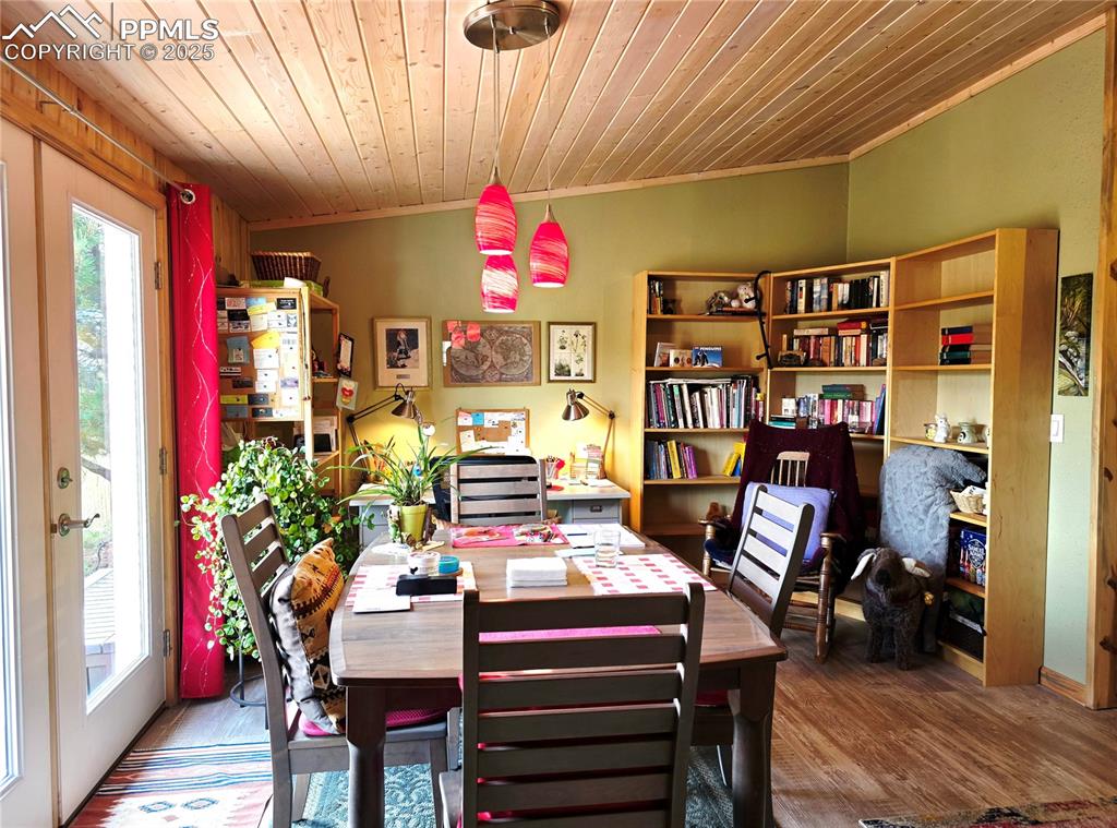 Image 16 of 50: Formal Dining area