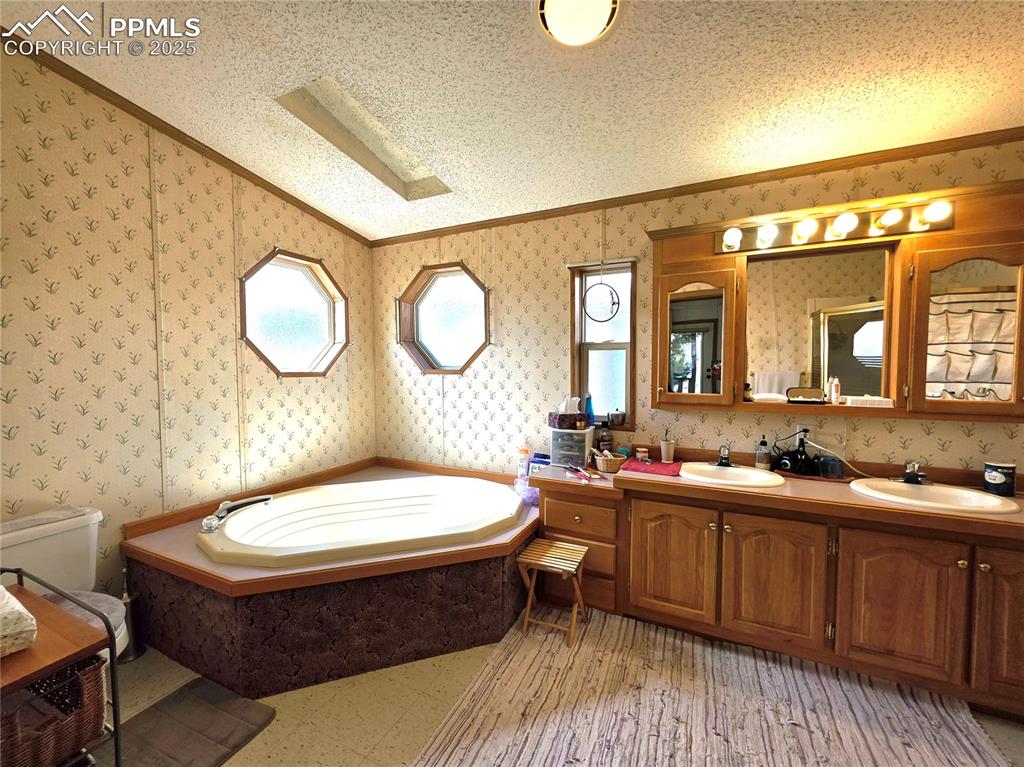 Image 31 of 50: 2 sinks, Garden soaking tub