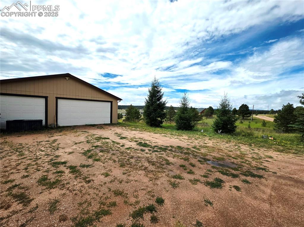 Image 40 of 50: Spacious 3 car garage