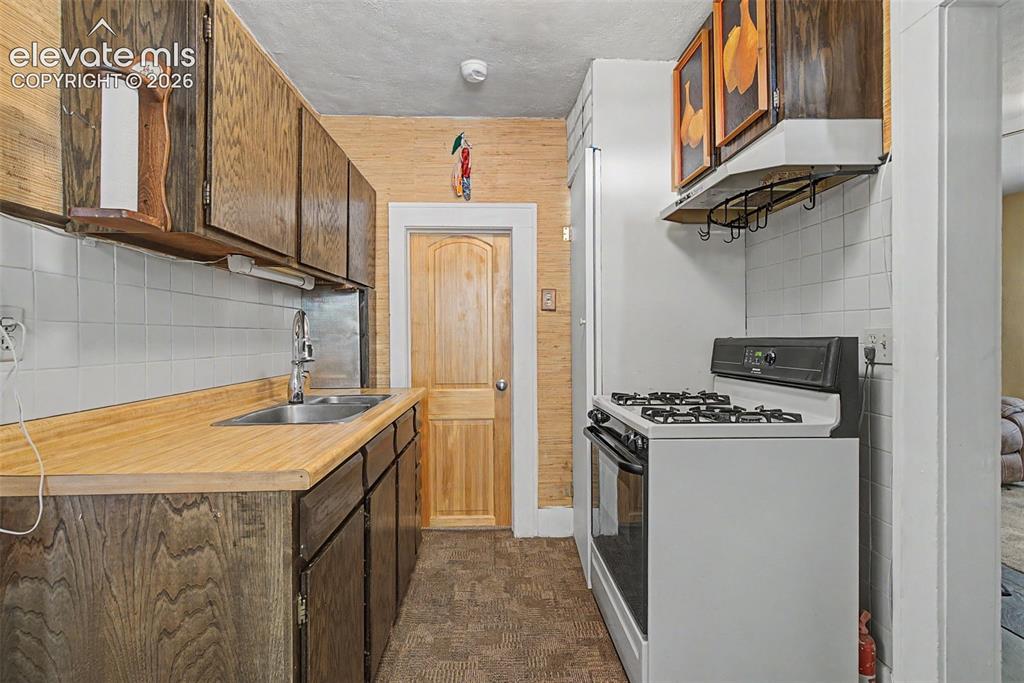 Image 12 of 26: Across from dining area - gas range/oven