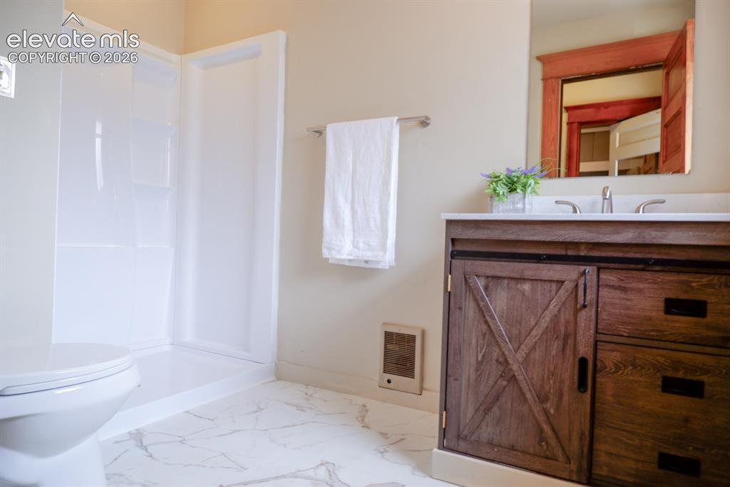 Image 17 of 38: full bathroom