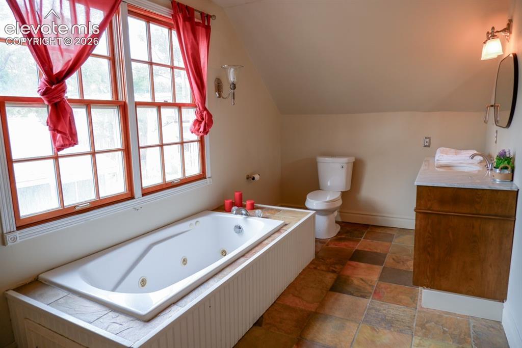 Image 20 of 38: full bathroom