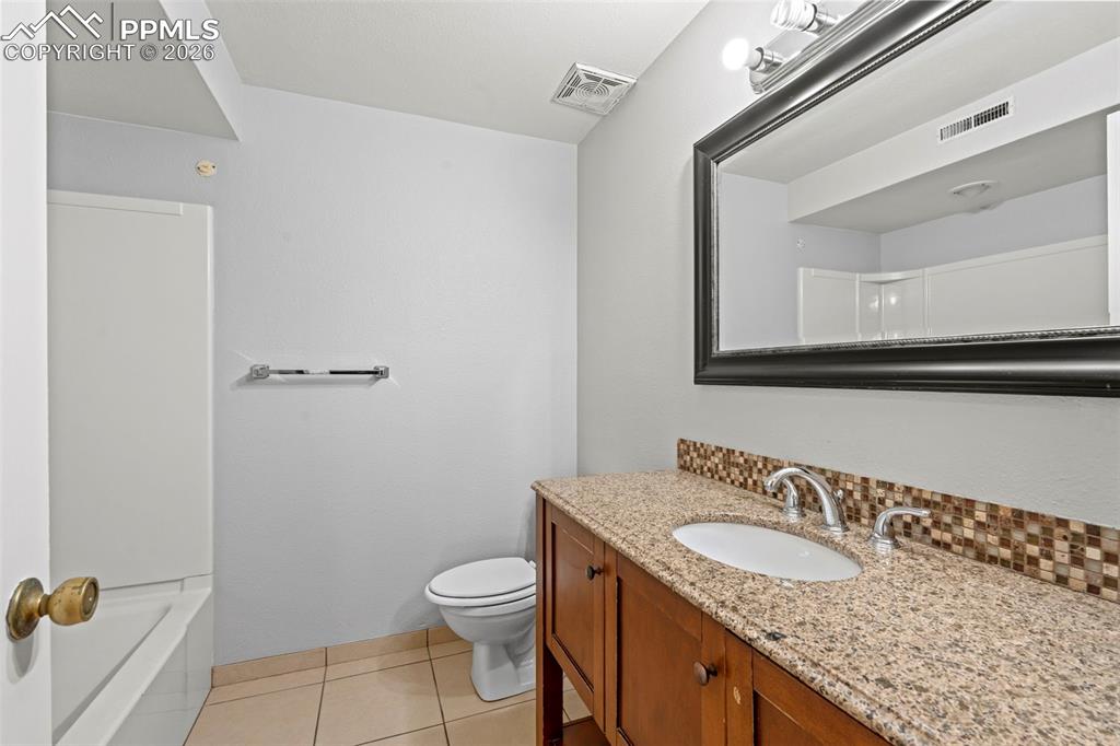 Image 17 of 20: Bathroom