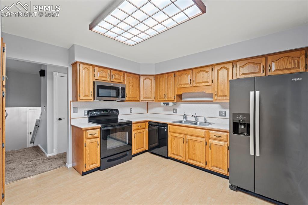 Image 8 of 20: Kitchen