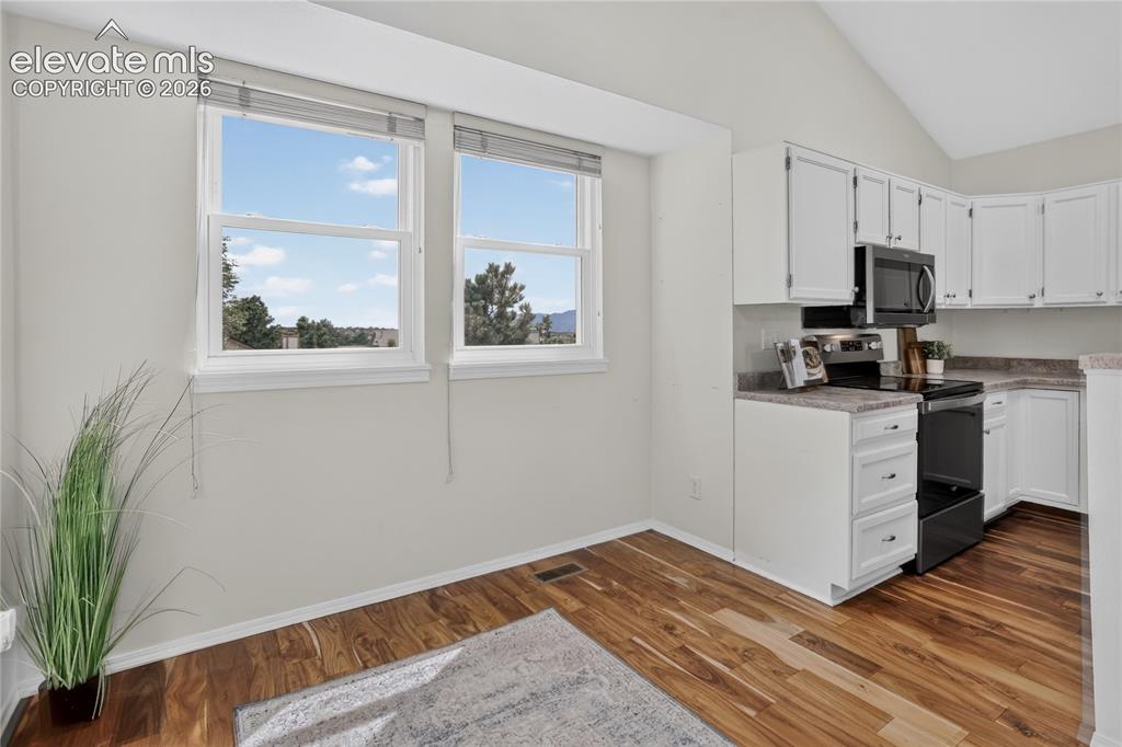 Image 10 of 25: Dining area adjacent to kitchen