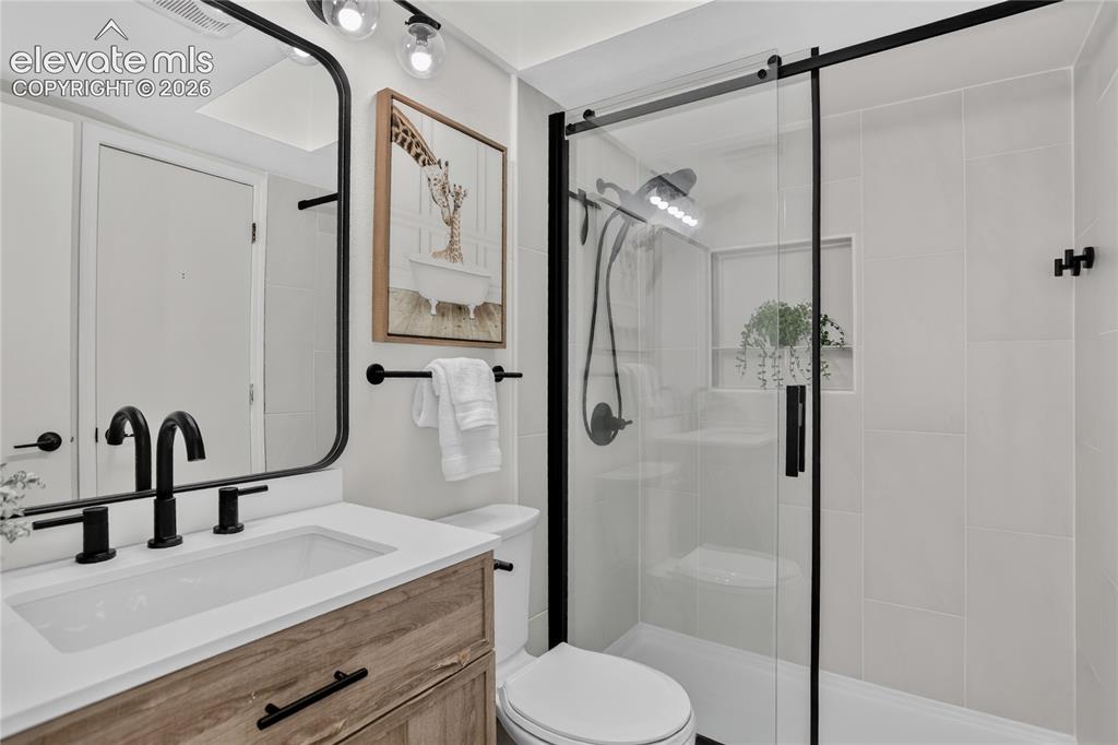 Image 16 of 25: Full bath - upper level