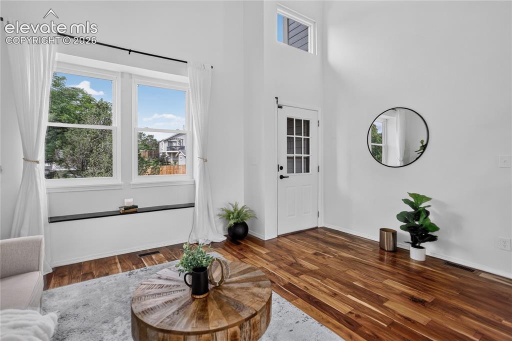 Image 2 of 25: Entry way w/ windows to bring in natural lighting