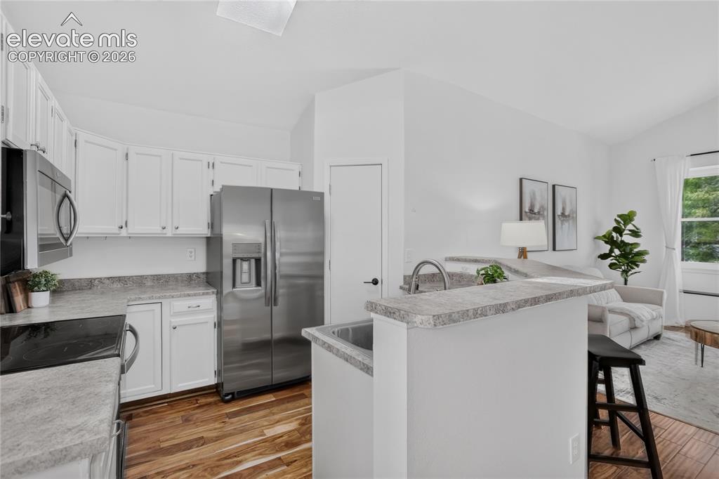 Image 8 of 25: Newer appliances & barstool seating