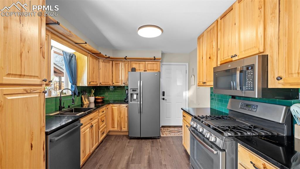 Image 13 of 39: Kitchen