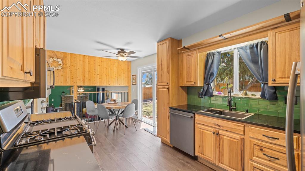 Image 16 of 39: Kitchen