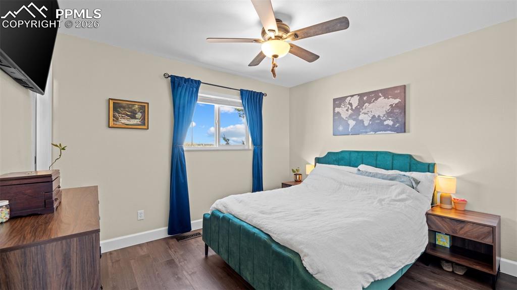 Image 18 of 39: Bedroom