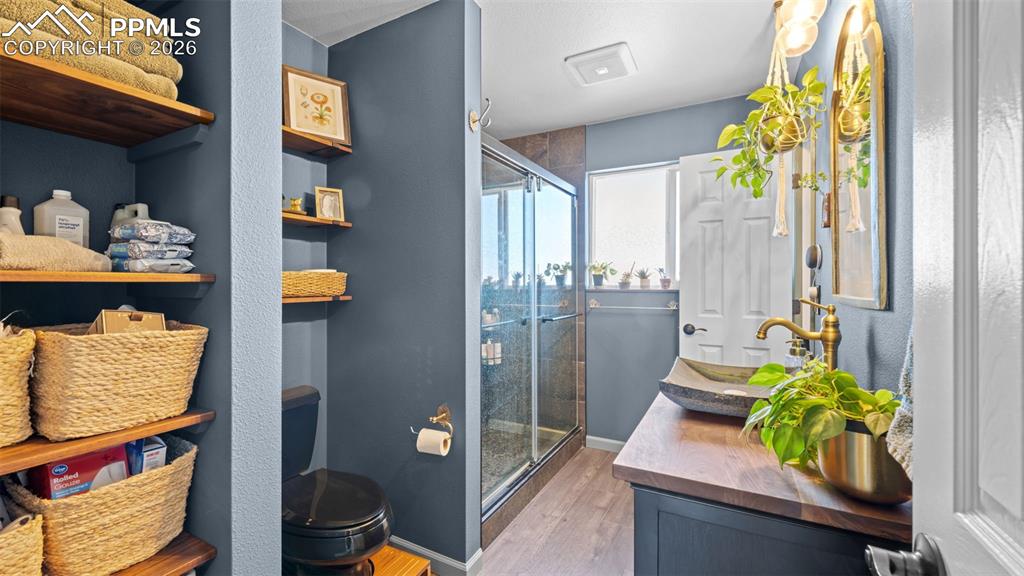 Image 19 of 39: Bathroom