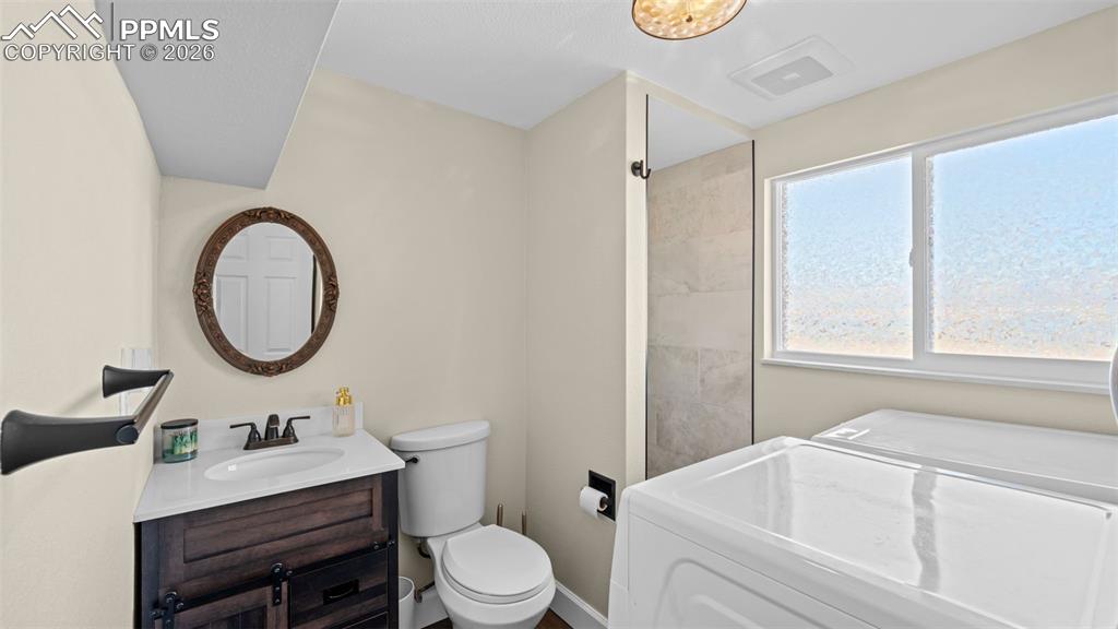 Image 23 of 39: Bathroom