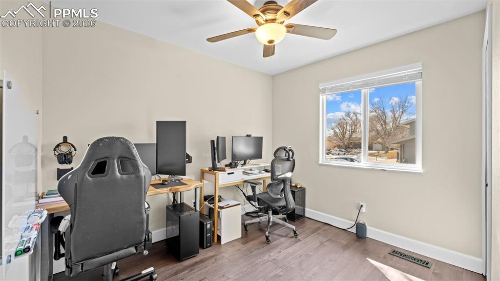 Image 25 of 39: Office