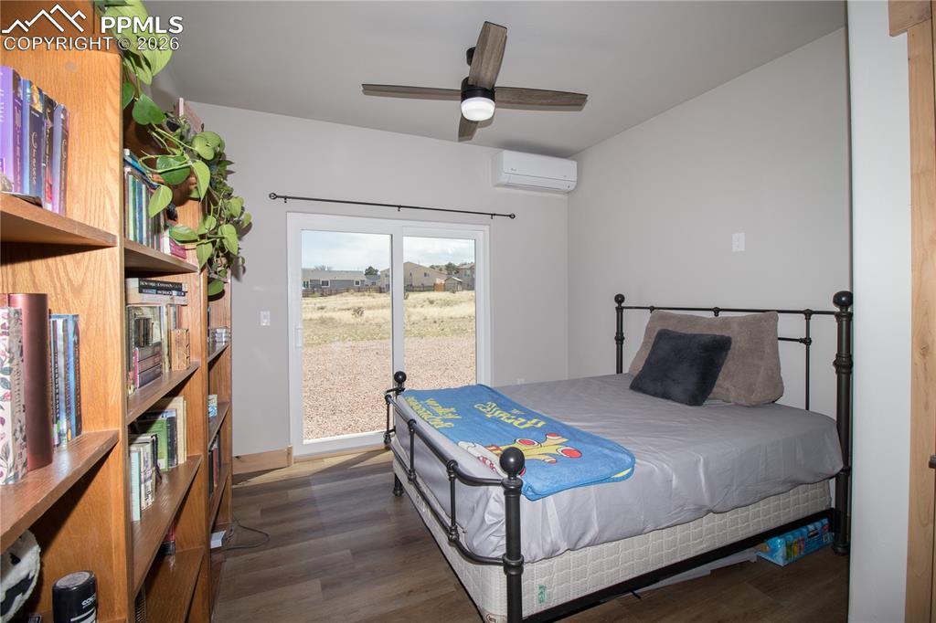 Image 16 of 26: Bedroom