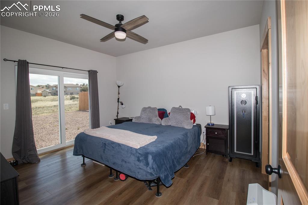 Image 19 of 26: Bedroom