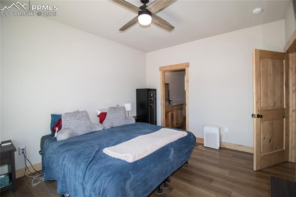 Image 23 of 26: Bedroom