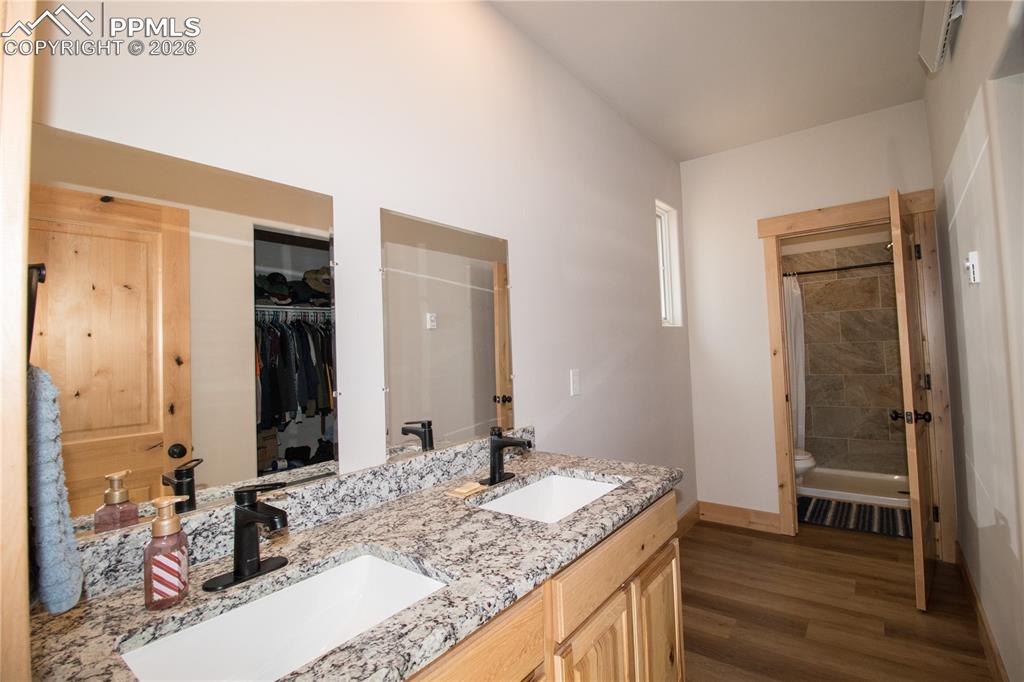 Image 24 of 26: Bathroom