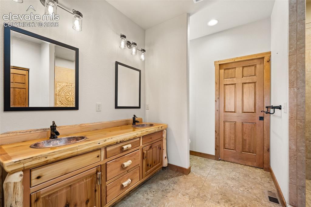 Image 14 of 43: Bathroom