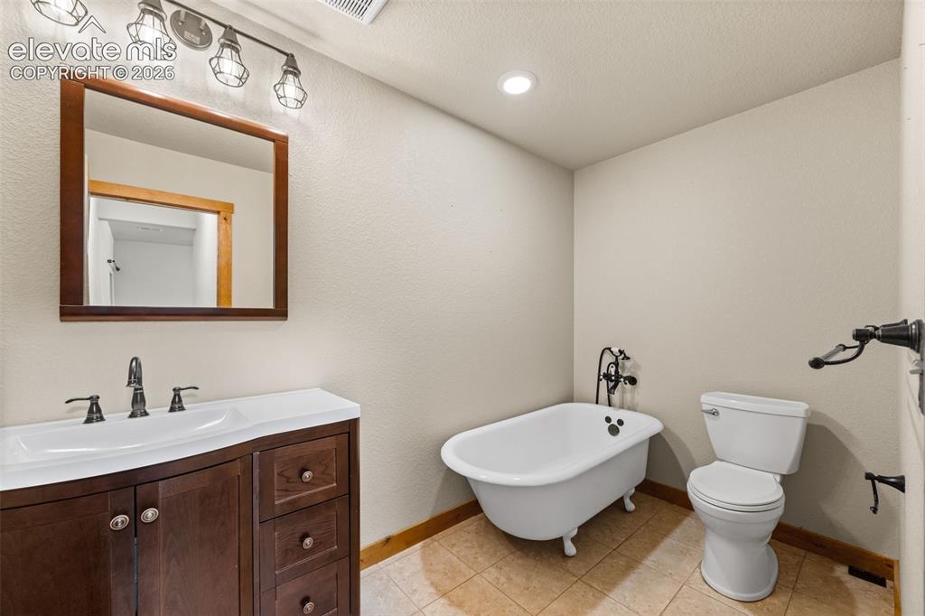 Image 18 of 43: Bathroom