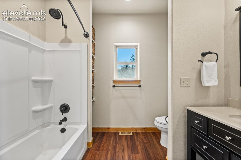 Image 22 of 43: Bathroom