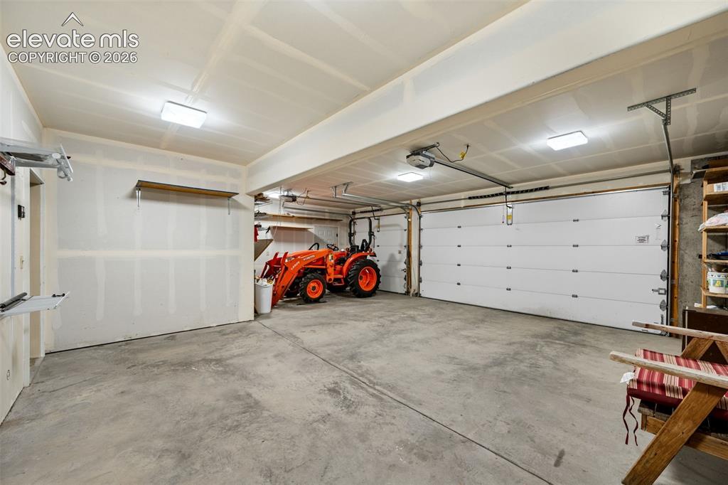 Image 24 of 43: Garage