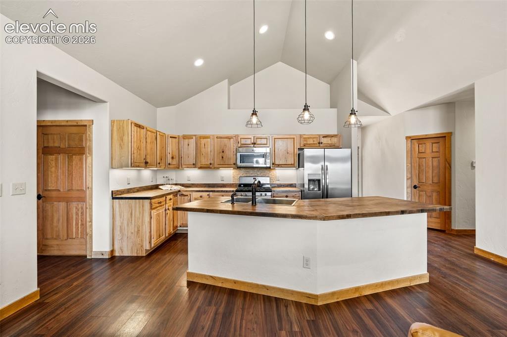 Image 5 of 43: Kitchen