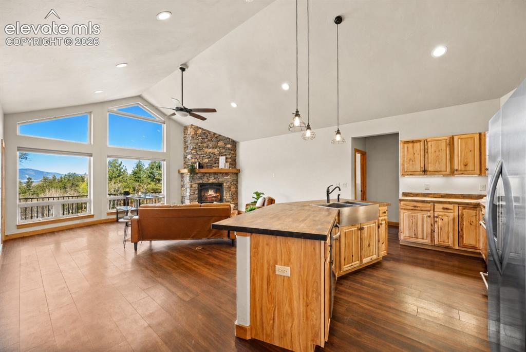 Image 6 of 43: Kitchen