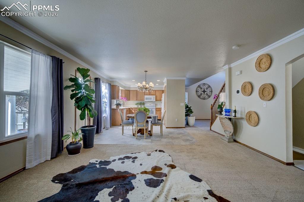 Image 16 of 45: Dining Area