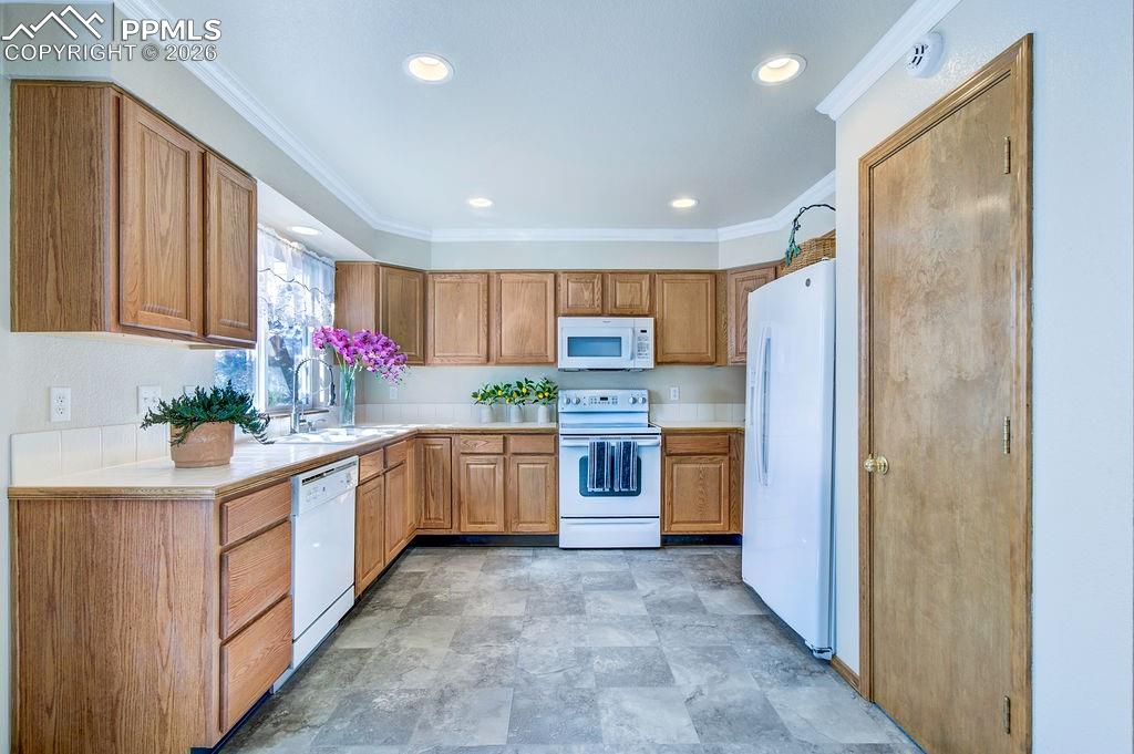 Image 18 of 45: Kitchen