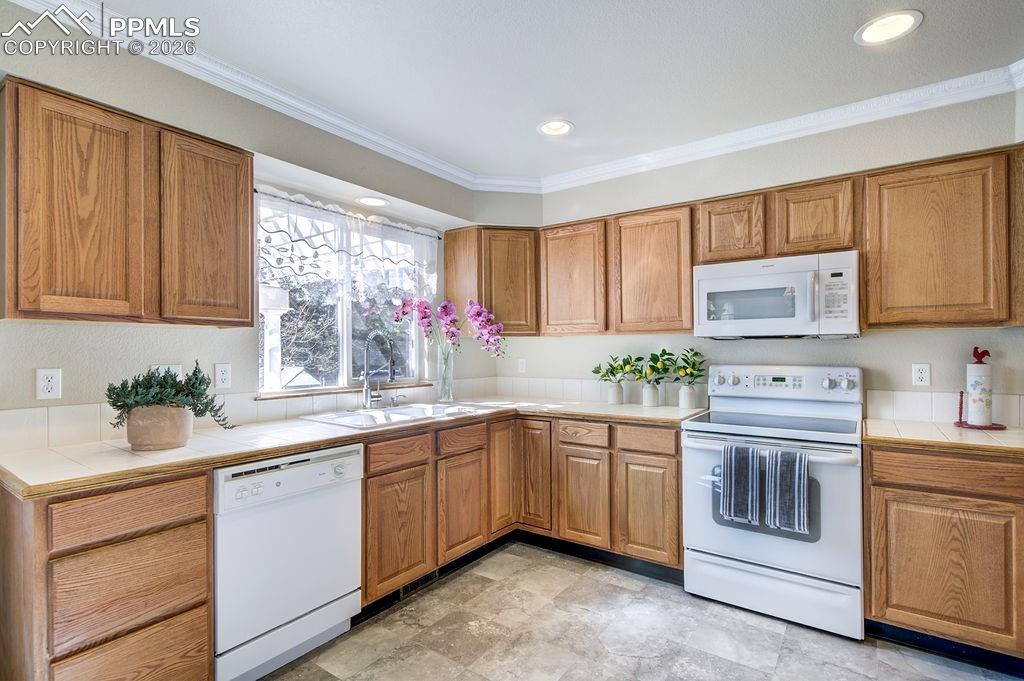 Image 19 of 45: Kitchen