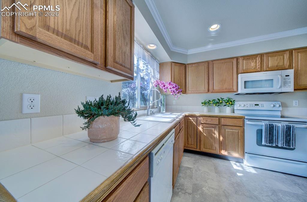 Image 21 of 45: Kitchen