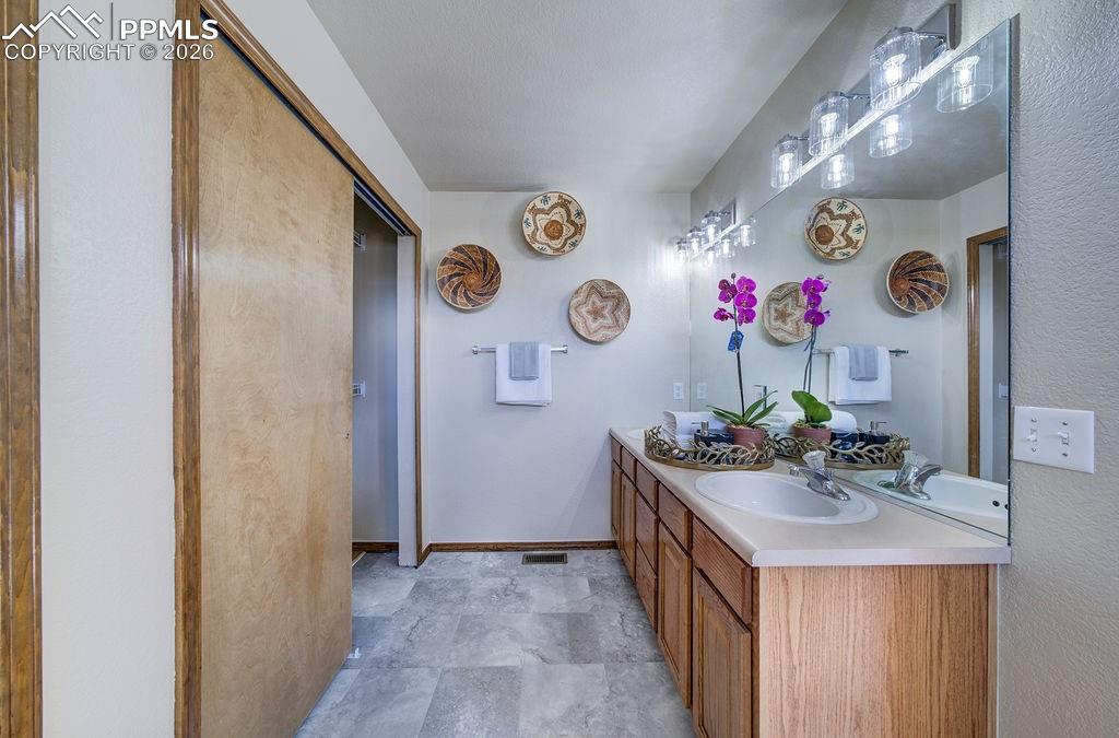 Image 28 of 45: Bathroom